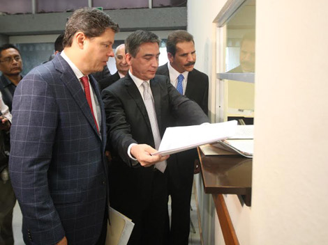 Eduardo Bailey y Aldo Fasci presentaron este martes la denuncia ante la Oficialía de Partes del Legislativo. 
