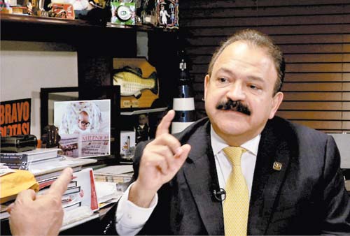 El secretario invita a la población a vacunarse contra la influenza.
