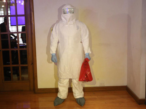 El equipo consiste en overol, botas, tres juegos de guantes, goggles y mandil plástico, todo ello de material impermeable