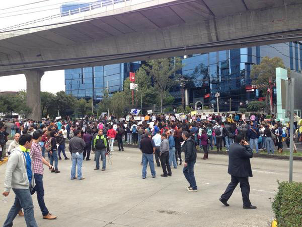 Estudiantes de la Universidad Pedegógica Nacional protestan en demanda de la aparición de 43 normalistas de Ayotzinapa, Guerrero.