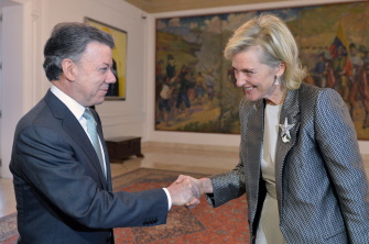 Juan Manuel Santos (i) da la bienvenida a la princesa Astrid de Bélgica antes de su encuentro en el Palacio de Nariño, en Bogotá