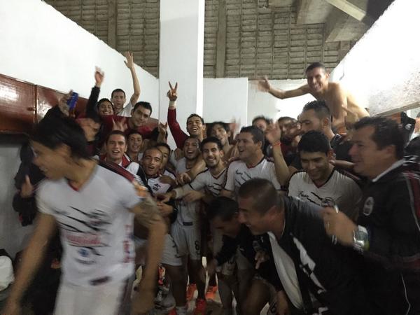 Los jugadores de Lobos BUAP festejan el avanzar en la Copa MX
