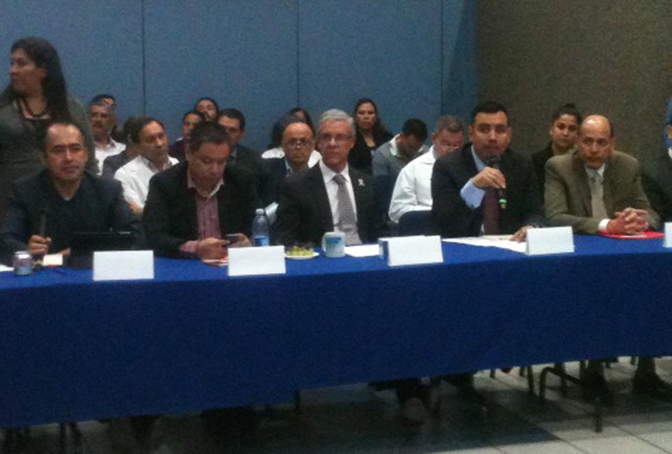 Al micrófono Ariel Campos, coordinador estatal de respuesta al ébola.
