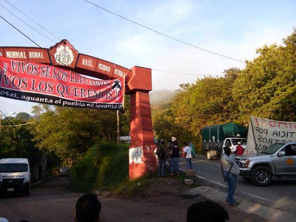 Los policías comunitarios cerraron los accesos y salidas de Tixtla. 