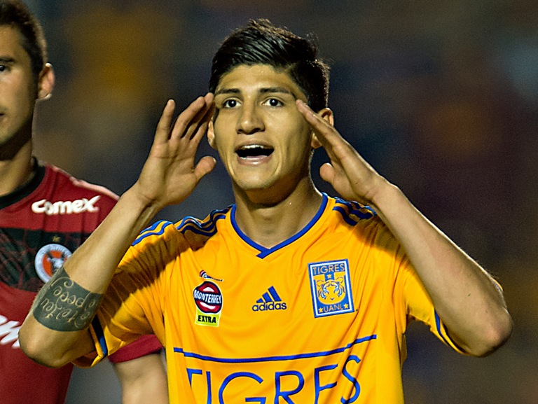 Alan Pulido pide a la FMF rescisión de contrato