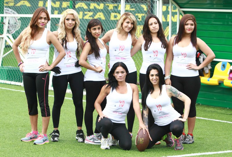 Las bellas jugadoras del representativo de bikini football del Distrito Federal se dieron tiempo para ofrecer una sexy foto