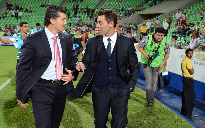 ‘Chepo’ y Caixinha saludándose al inicio del partido.
