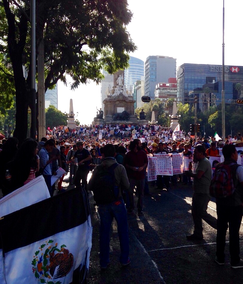Estudiantes y asociaciones civiles se concentran en el Ángel para marchar en apoyo a los normalistas desaparecidos.