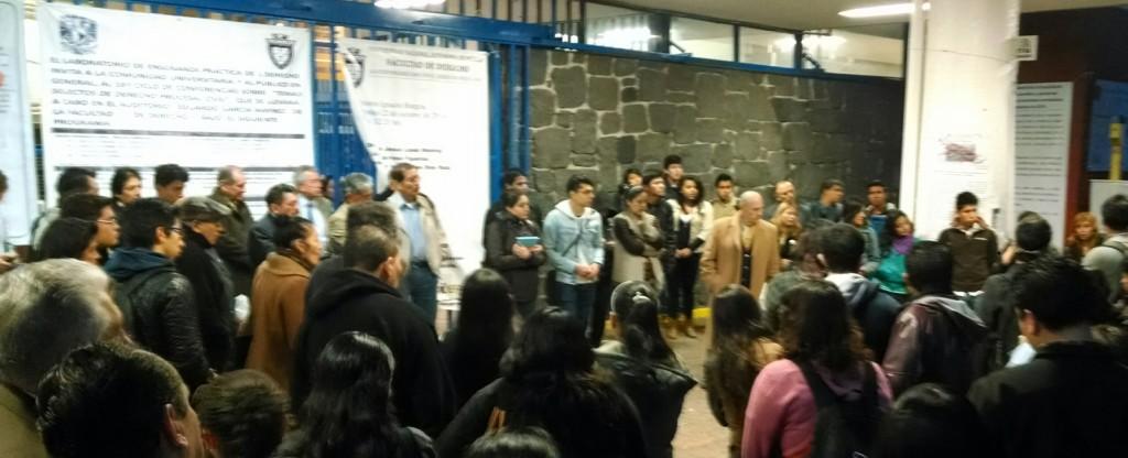 A las 09:00 horas los estudiantes de la Facultad de Derecho colocarán una mesa para recaudar víveres para los normalistas y las familias de los desapa