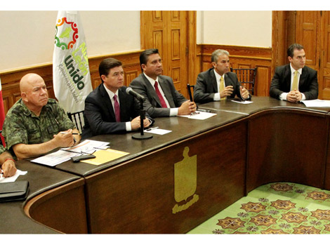 El gobernador Rodrigo Medina encabezó la reunión de seguridad.
