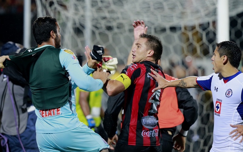 Jugadores del Cruz Azul y Alajuelense protagonizaron pelea tras el partido en la Concachampions 