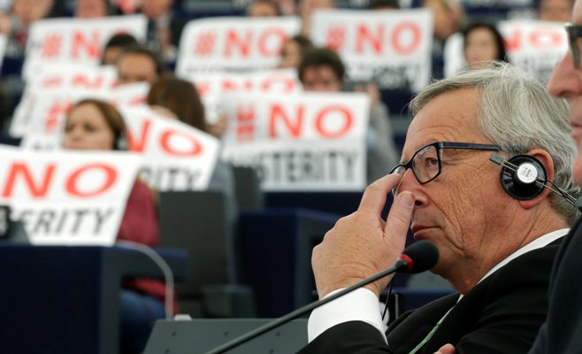 Algunos legisladores alzaron carteles pidiendo el fin de la austeridad, durante el discurso del nuevo presidente de la Comisión Europea, Jean-Claude J