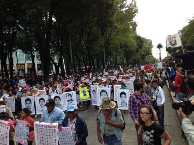 Los manifestantes marchan sobre Paseo de la Reforma.