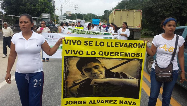 Maestros caminan en la Acapulco-Chilpancingo en apoyo a los padres de los normalistas