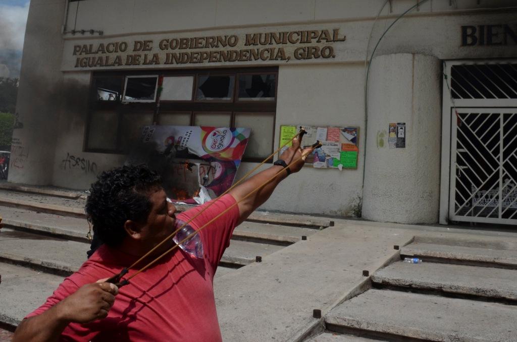 Manifestantes se armaron con resorteras para romper ventanas del ayuntamiento 