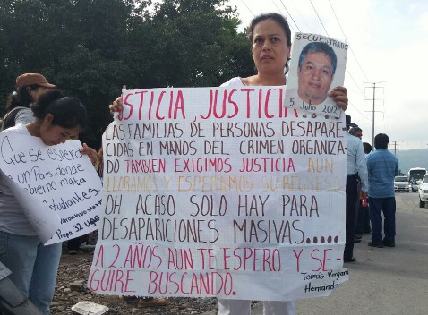 Marchan en Iguala por normalistas - Grupo Milenio