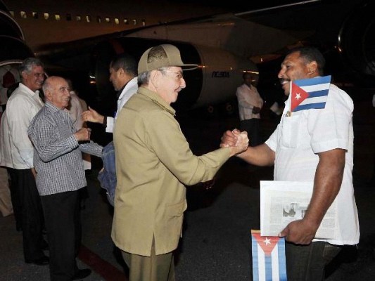El presidente cubano, Raúl Castro, se despide de la comisión de médicos que viajó a África Occidental para combatir el ébola.