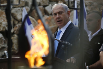 Benjamin Netanyahu habla durante una ceremonia en memoria de un ex ministro asesinado por palestinos hace trece años