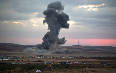 La coalición, liderada por Estados Unidos, bombardea los alrededores de la ciudad siria de Kobane para detener el avance del Estado Islámico.