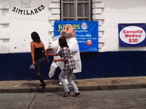 Los consultorios anexos a cadenas farmacéuticas dan sitio cuando menos a 700 médicos en el estado. 