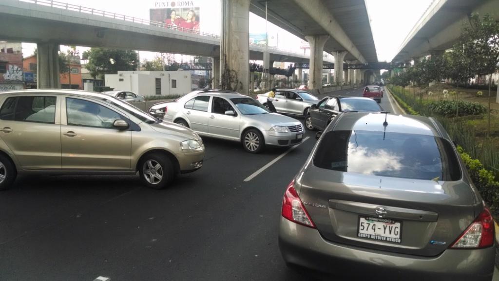 El cierre en Periférico provocó caos vehicular.