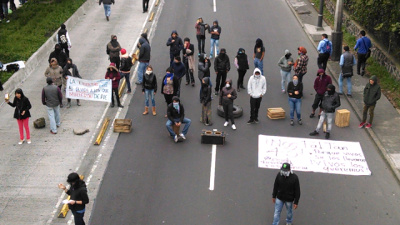 Estudiantes de la Facultad de Filosofía y Letras y Trabajo Social de la UNAM bloquearon ambos sentidos de la Avenida de los Insurgentes.