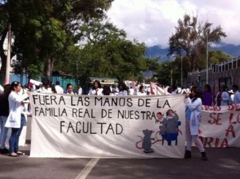 Estudiantes toman Radio Universidad, y se apoderaron de una de las casetas de la autopista Oaxaca-México, en el tramo de Huitzo donde realizaron boteo