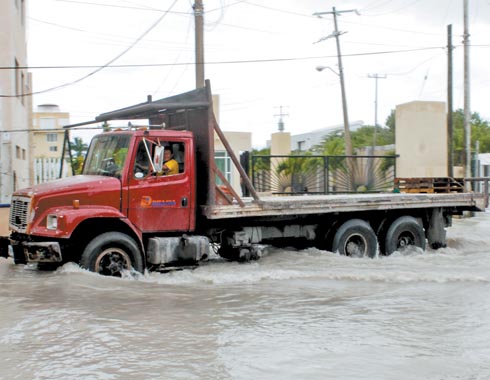 A pesar de algunas inundaciones en Quintana Roo, el gobierno estatal asegura que el fenómeno no representa peligro para la población. 