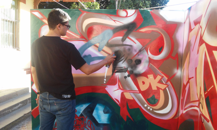 Leonardo Ayala es conocido en el mundo del graffiti como “VOJaque”.