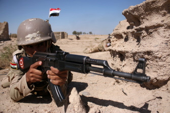 Miembros del ejército iraquí toman parte en ejercicios en la ciudad mayoritariamente chiita de Basora, en el sur de Irak