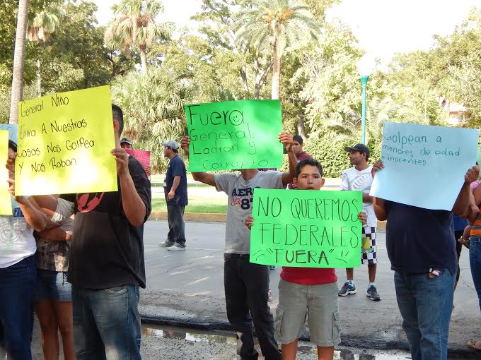 Las pancartas der los manifestantes también estaban dirigidas para la policía federal.