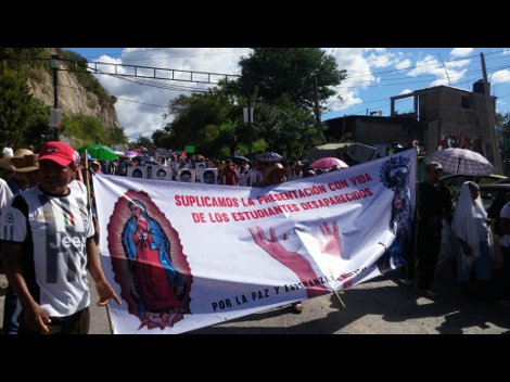 Sacerdotes de diferentes parroquias que a nombre de la Diócesis de Chilpancingo_Chilapa, encabezan la peregrinación. 