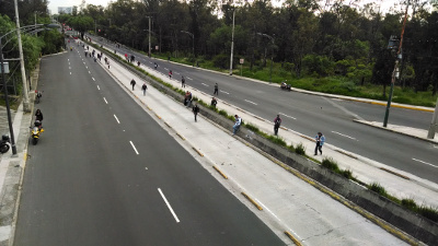 Los usuarios del transporte público Metrobús tienen que caminar más de 2 kilómetros para llegar a otra estación.
