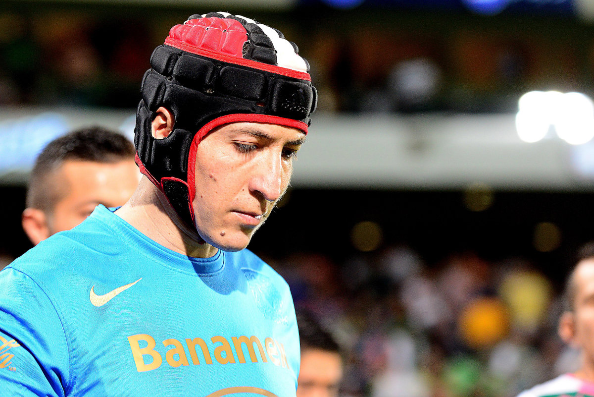 Alejandro Palacios salió al terreno de juego con un casco protector 