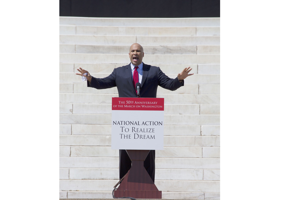 Cory Booker es el demócrata que recibe más donativos de parte del sector, con 364 mil 460 dólares hasta el momento en este ciclo de elecciones.