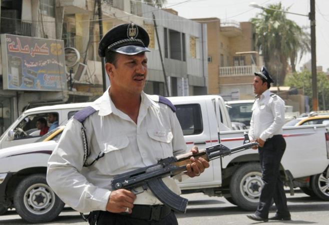 Dos policías iraquíes hacen guardia en la capital, Bagdad