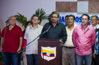 El jefe de la delegación de la guerrilla de las FARC, Ivan Marquez (c), compareció hoy ante la prensa en el Palacio de Convenciones de La Habana