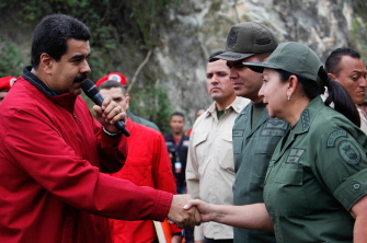 Nicolás Maduro (i), presidente de Venezuela, durante un encuentro con altos cargos militares en Caracas