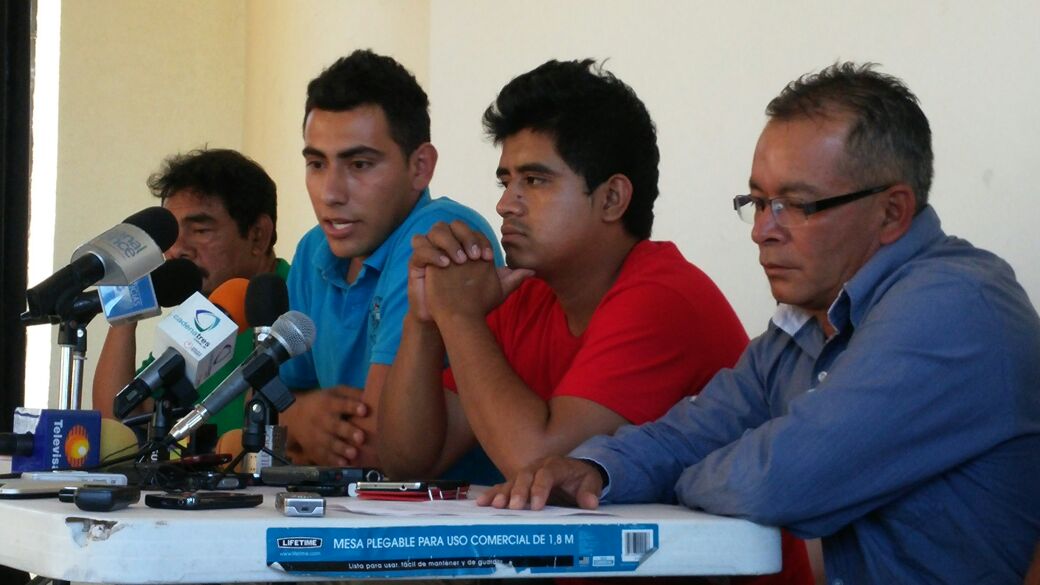 Padres y compañeros de los 43 normalistas, en conferencia de prensa.