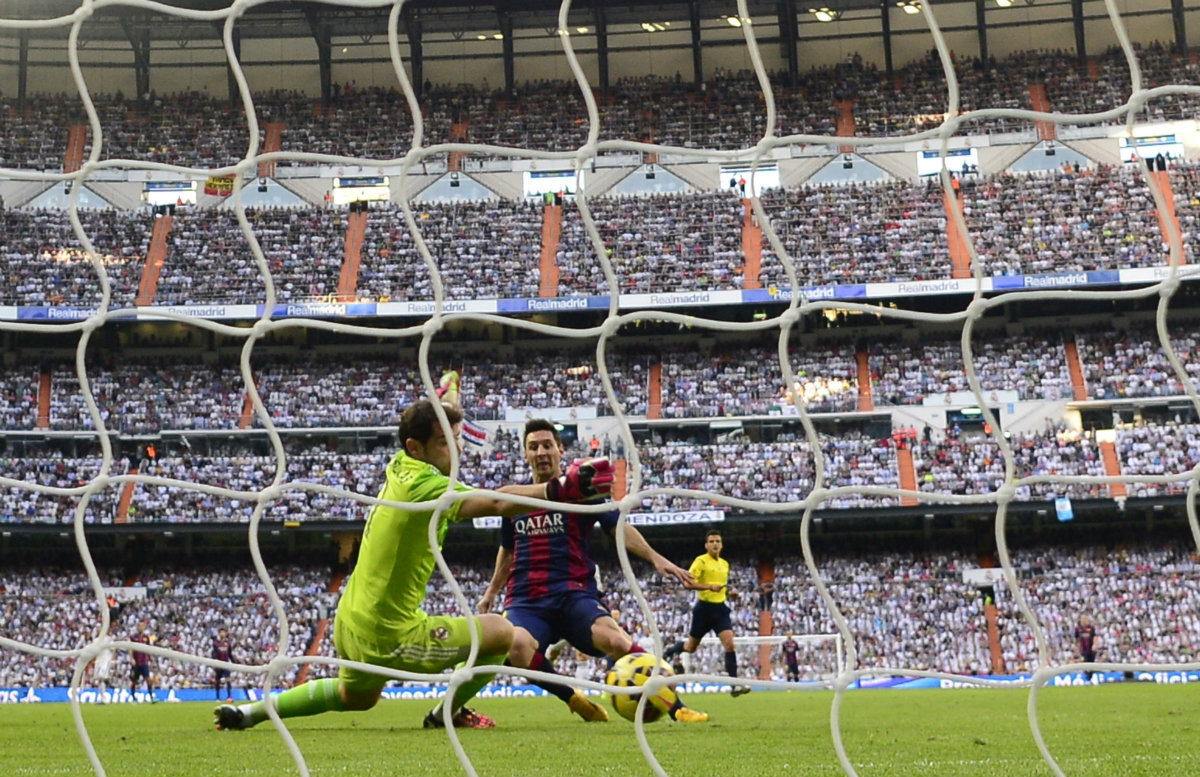 Casillas ataja un balón a Messi