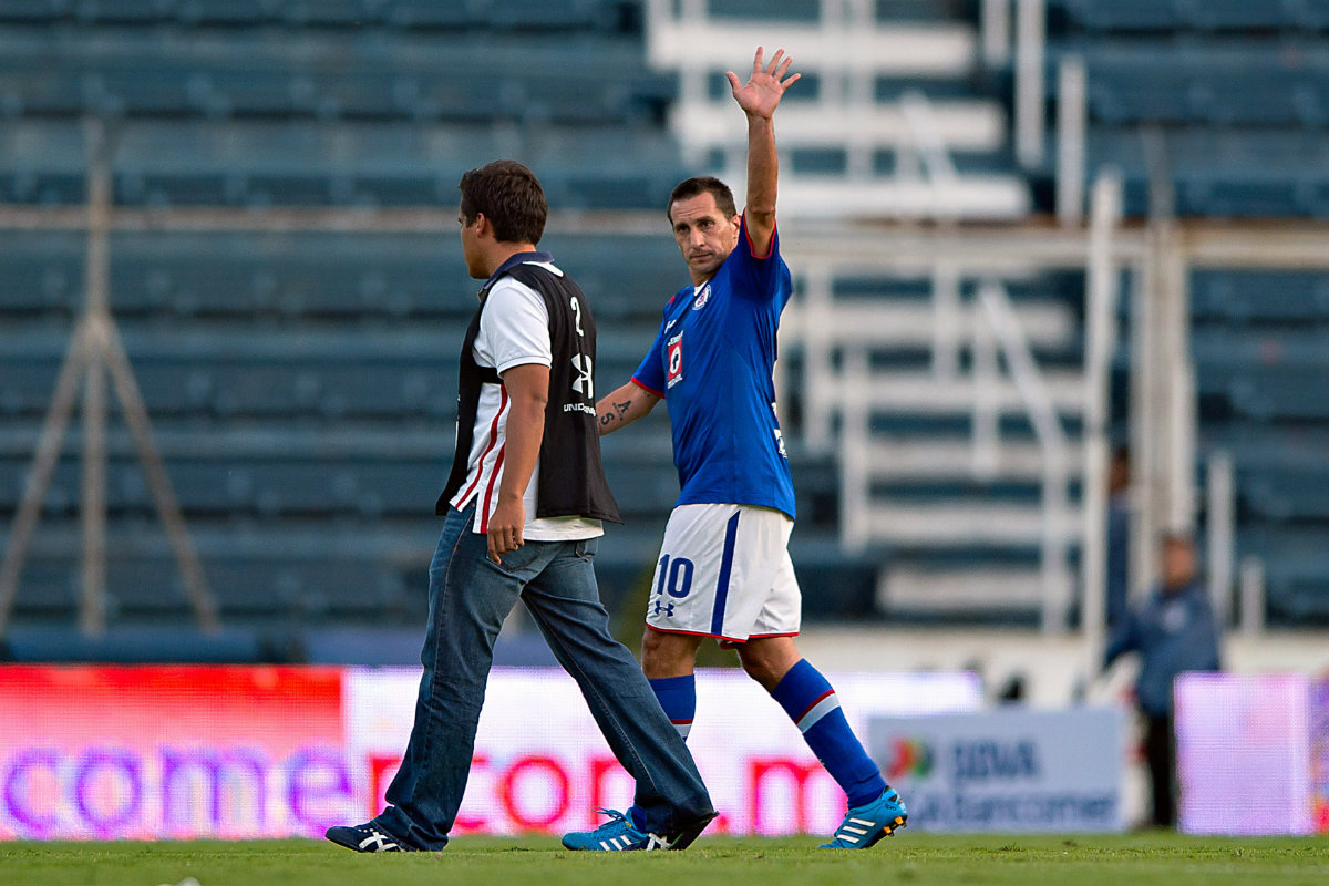El 'Chaco' saluda a la afición que asistió en el estadio 