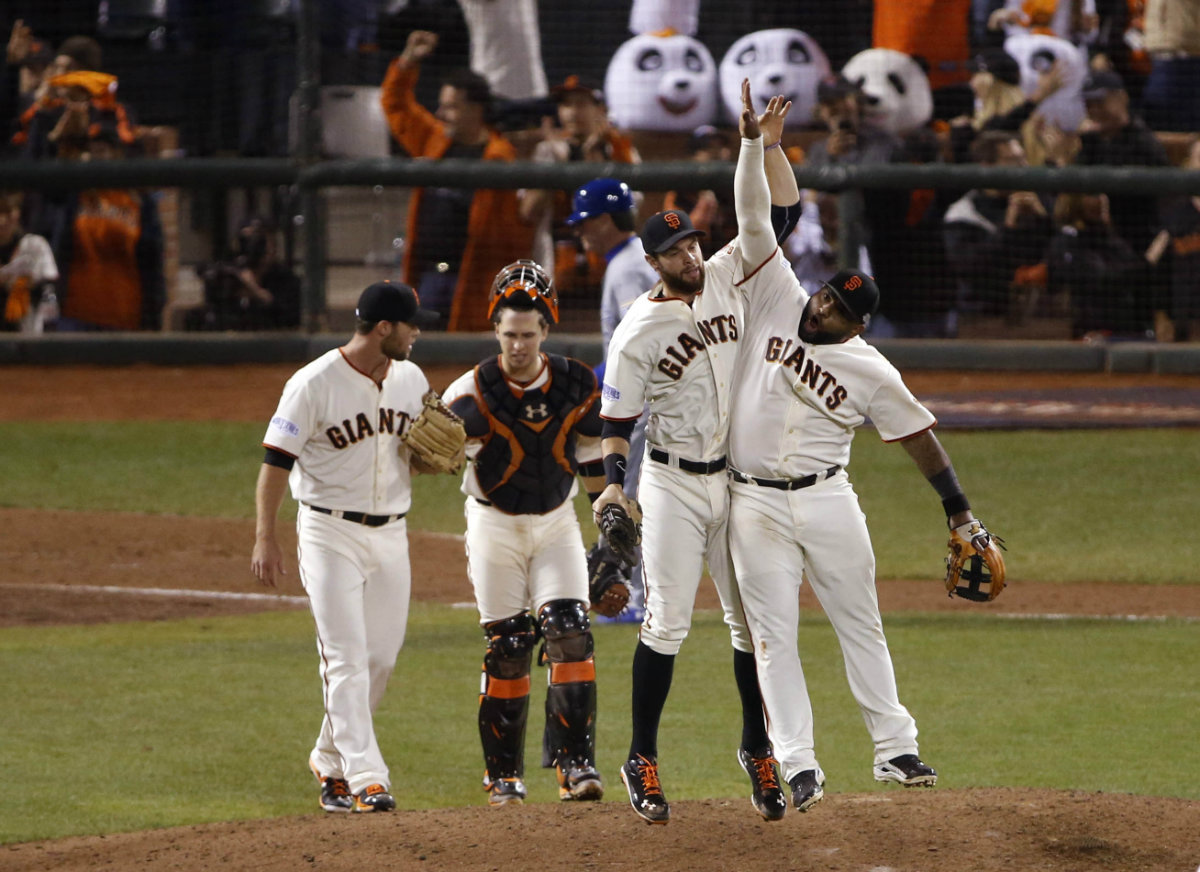Hunter Strickland , Buster Posey , Brandon Belt y Pablo Sandoval celebran la victoria 