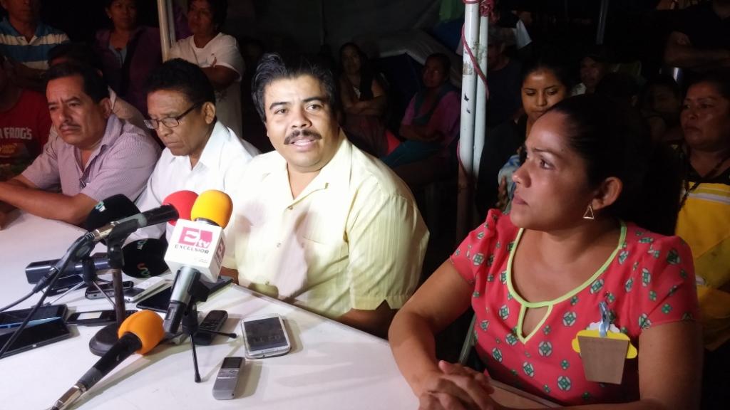 Integrantes de la CETEG y comerciantes ofrecieron una conferencia conjunta. 