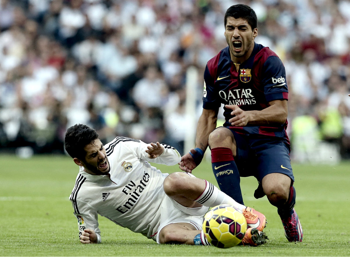 Luis Suárez, en una entrada contra 'Isco'