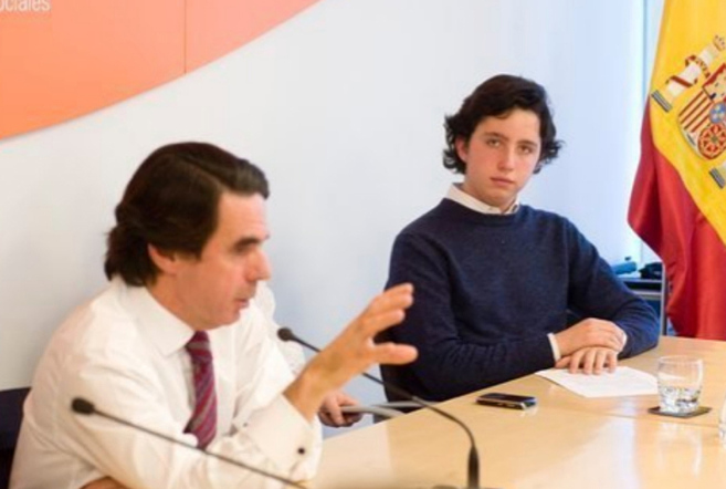 El "pequeño Nicolás", con el ex presidente español, José María Aznar, en la Fundación FAES