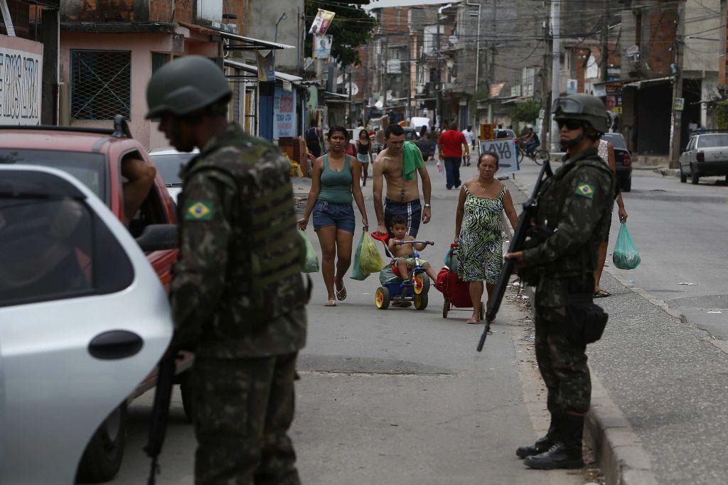 Soldados del Ejército brasileño patrullan la favela pacificada del Complexo de la Maré en Río de Janeiro en la víspera de la segunda vuelta de las ele