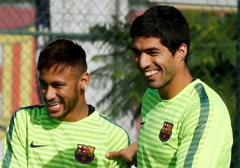 El uruguayo Luis Suárez (d), en compañía del brasileño Neymar