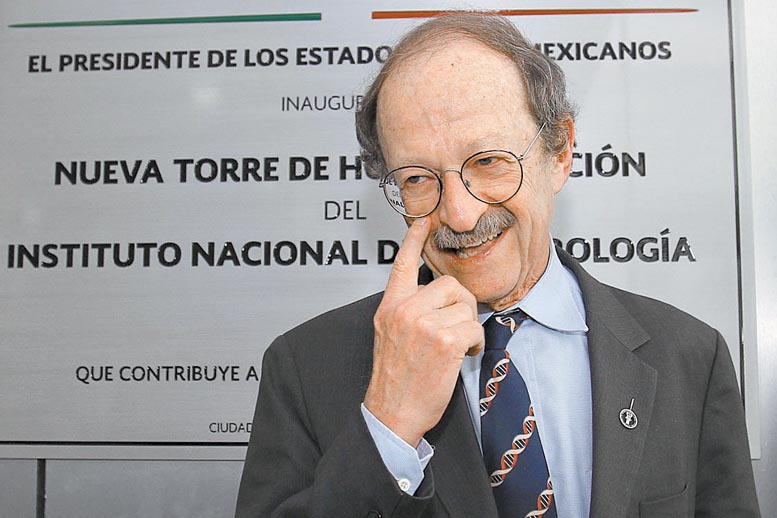 Varmus fue galardonado en 1989 por sus estudios sobre la base genética de la enfermedad.