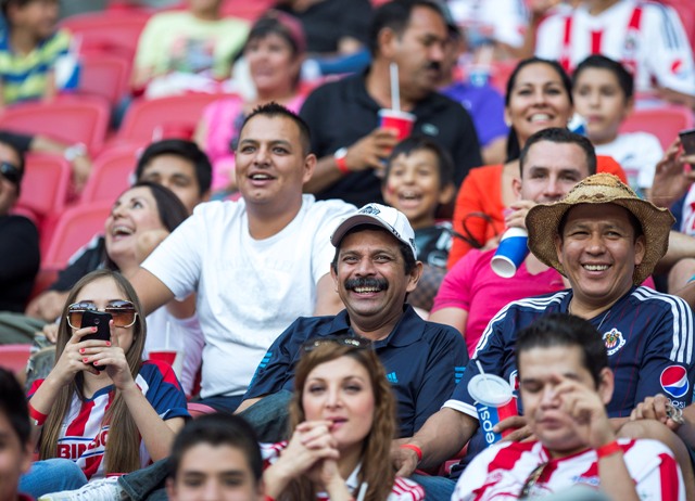 Afición de Chivas durante el partido contra Tijuana 
