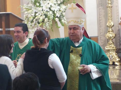 El arzobispo Rogelio Cabrera durante la misa.